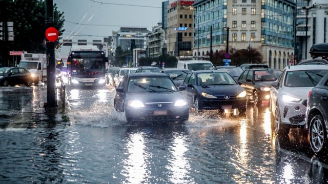 Σφοδρή καταιγίδα στην Αττική: Δυνατός αέρας, βροχή και χαλάζι σε πολλές περιοχές