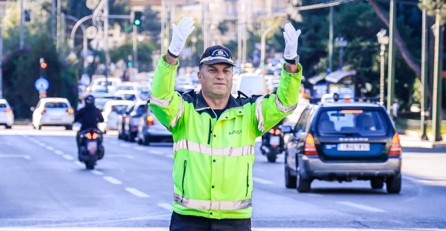 Αποστρατεύεται μετά από 35 χρόνια ο εμβληματικός τροχονόμος της Κηφισίας, Σπύρος Μερτζανίδης