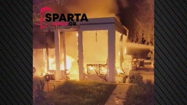 Έκρηξη φιάλης υγραερίου και φωτιά σε καφετέρια στη Νεάπολη και φωτογραφίες