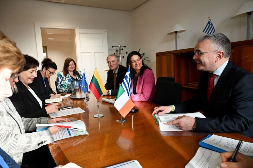 Κομισιόν-σε-Κεραμέως-για-συλλογικές-συμβάσεις:-Η-Ελλάδα,-έμπνευση-για-την-υπόλοιπη-Ευρώπη