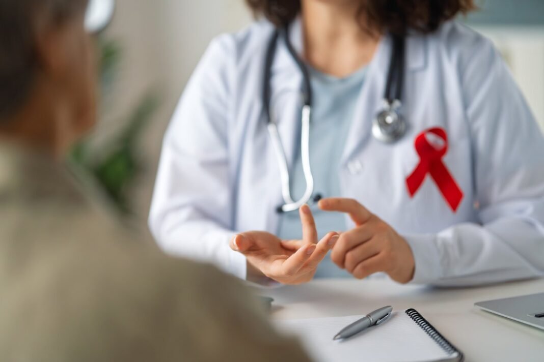 Παγκόσμια Ημέρα κατά του AIDS: Το στίγμα, η πρόληψη και η νέα πραγματικότητα των ανθρώπων με HIV