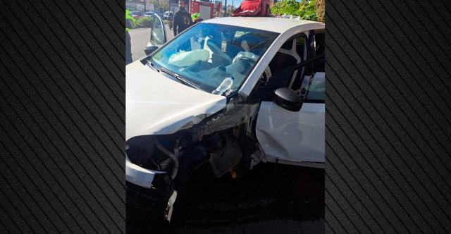 Τροχαίο-στην-Πειραιώς:-Αυτοκίνητο-προσέκρουσε-σε-κολώνα,-τρεις-τραυματίες