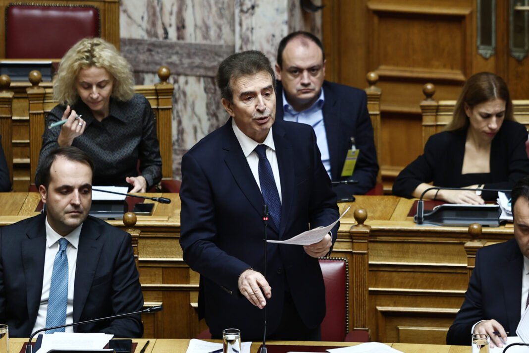 Βουλή: Πέρασε με στήριξη από ΝΔ και ΠΑΣΟΚ η τροπολογία Χρυσοχοΐδη για την οπλοκατοχή