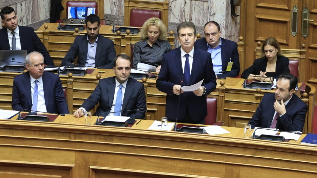 Ανέβηκαν οι τόνοι στη Βουλή για τα αγροτικά μπλόκα – «Δεν υπάρχει, ούτε βία, ούτε καταστολή» είπε ο Χρυσοχοΐδης