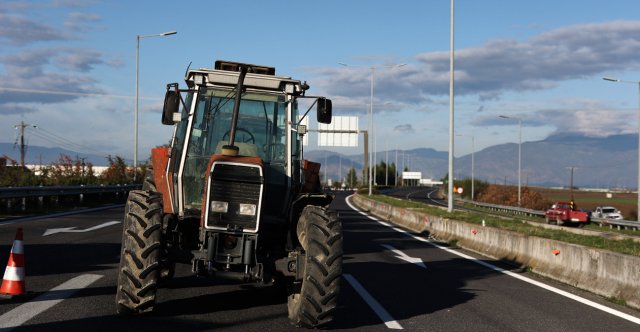 Χαμηλοί τόνοι από την κυβέρνηση για τα μπλόκα και τις πληρωμές, αλλά τελεσίγραφο για τελωνεία και λιμάνια
