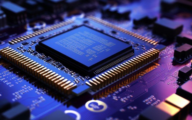 Παγκόσμια κρίση στα τσιπ: Σοβαρές ελλείψεις λόγω της φρενίτιδας με το AI – Φόβοι για αύξηση τιμών και καθυστερήσεις σε project