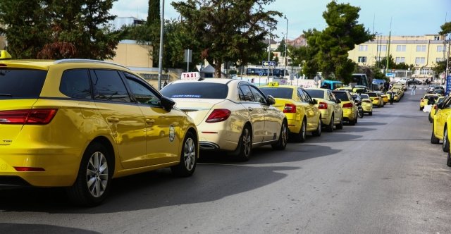 Έκτακτη μοτοπορεία των ταξί προς τη Βουλή μετά τα επεισόδια έξω από το υπουργείο Μεταφορών, δείτε βίντεο