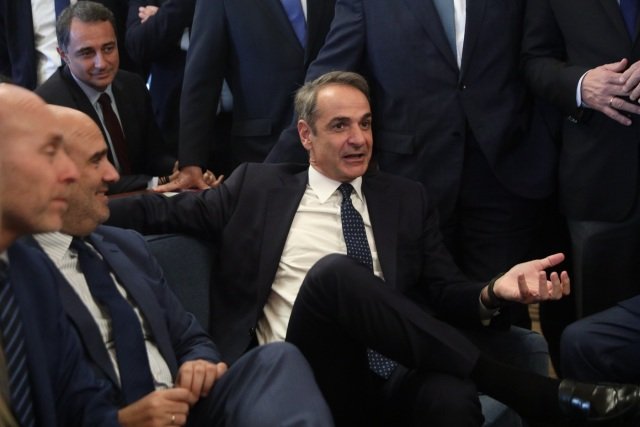 Σήμερα-το-τραπέζι-Μητσοτάκη-σε-βουλευτές-της-ΝΔ-με-μενού-προϋπολογισμό-και-αγροτικά-μπλόκα,-ποιοι-θα-δώσουν-το-«παρών»