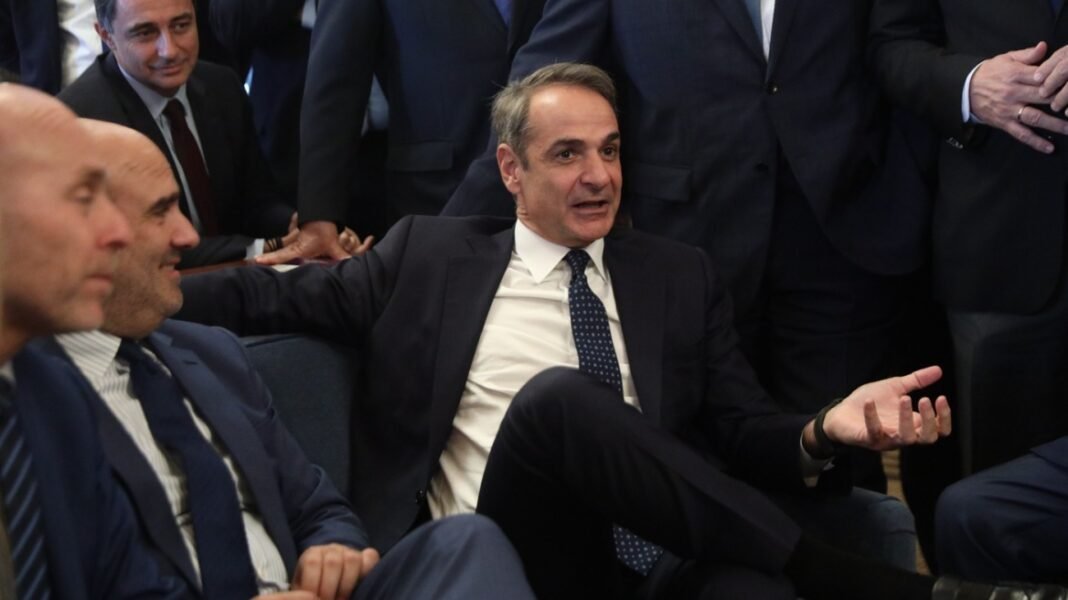 Σήμερα το τραπέζι Μητσοτάκη σε βουλευτές της ΝΔ με μενού προϋπολογισμό και αγροτικά μπλόκα, ποιοι θα δώσουν το «παρών» Σήμερα το τραπέζι Μητσοτάκη σε βουλευτές της ΝΔ με μενού προϋπολογισμό και αγροτικά μπλόκα, ποιοι θα δώσουν το «παρών»