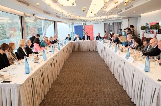 Συνάντηση Πιερρακάκη με πρέσβεις ΕΕ: Η Ευρώπη χρειάζεται επιτάχυνση μεταρρυθμίσεων και δημοσιονομική ισορροπία