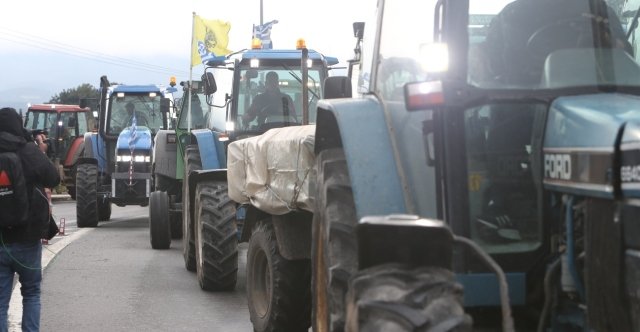 Επιμένουν-στα-μπλόκα-οι-αγρότες-με-αποκλεισμούς-σε-νευραλγικά-σημεία,-ενώ-ετοιμάζεται-και-η-Κρήτη-να-μπει-στον-χορό