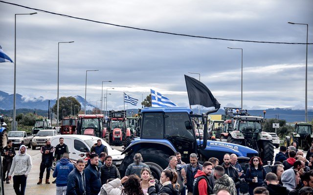 Δεν κάνουν πίσω οι αγρότες – Πού στήθηκαν σήμερα νέα μπλόκα – Κλειστοί πλέον οι περισσότεροι αυτοκινητόδρομοι