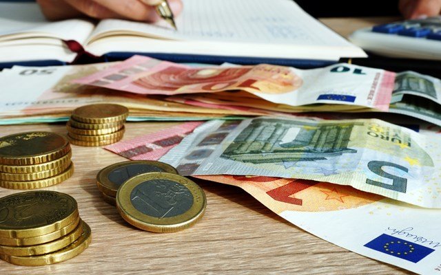 Ακριβότερο φέτος το εορταστικό τραπέζι – “Αλμυρά” τα γλυκά, απλησίαστο το κρέας