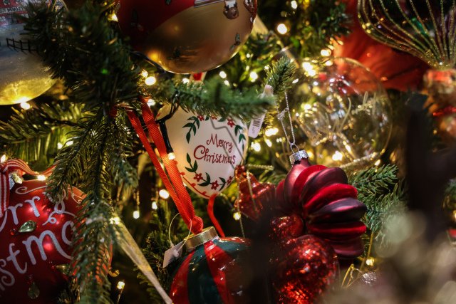 Πότε-ξεκινά-το-εορταστικό-ωράριο-των-Χριστουγέννων,-ποιες-Κυριακές-θα-είναι-ανοιχτά-τα-καταστήματα