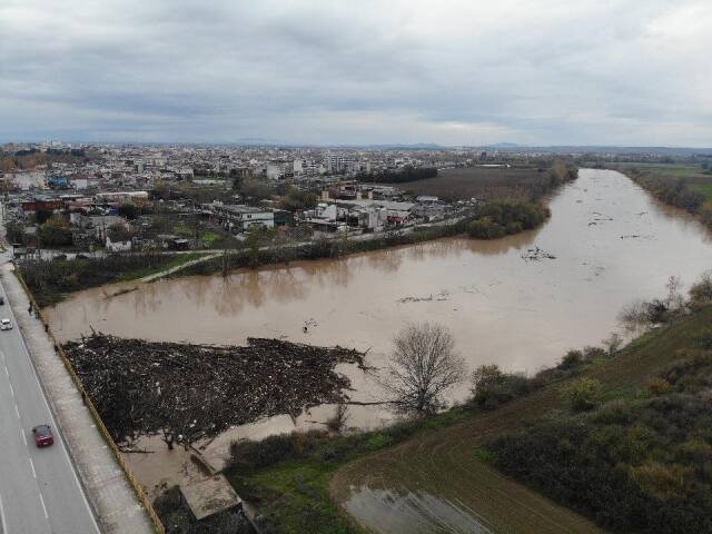 Παραμένει σε αυξημένη επιφυλακή ο δήμος Λαρισαίων για τη στάθμη των νερών στον Πηνειό