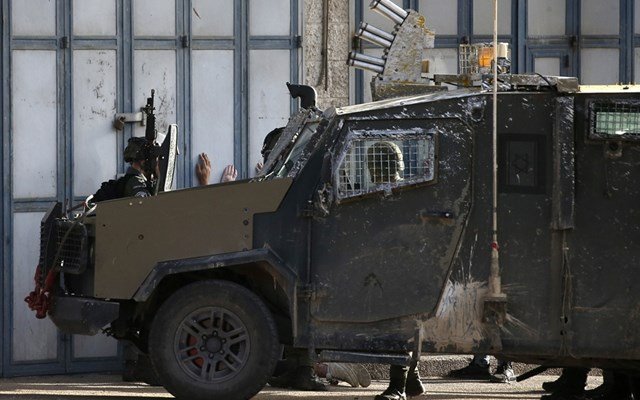 Έφοδος-της-ισραηλινής-αστυνομίας-στα-κεντρικά-της-unrwa-στην-Ανατολική-Ιερουσαλήμ-–-Ύψωσε-τη-σημαία-του-Ισραήλ