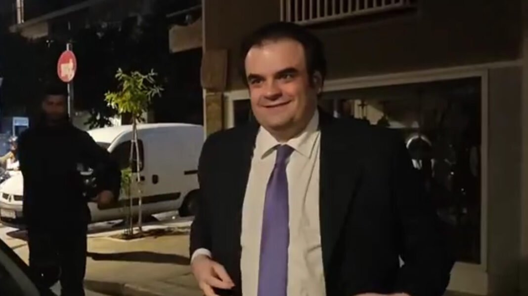 Στον «Καραβίτη» ο Πιερρακάκης με το οικονομικό επιτελείο και δημοσιογράφους για το καθιερωμένο τραπέζι μετά την ψήφιση του προϋπολογισμού, βίντεο