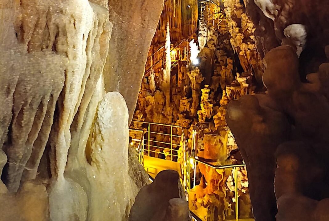 Kastania Cave: Greece’s Breathtaking Geological Wonder kastania-cave:-greece’s-breathtaking-geological-wonder
