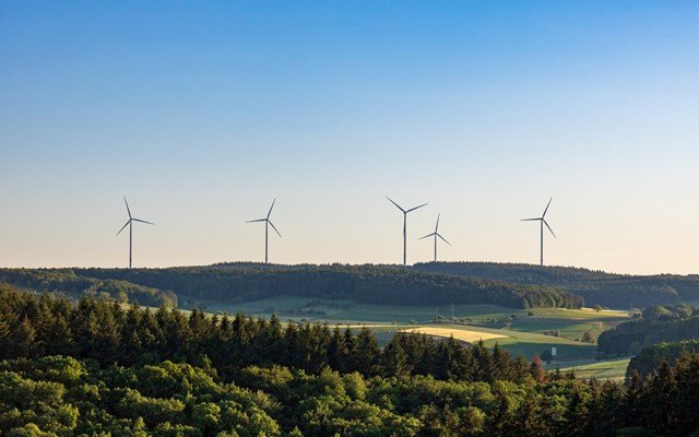 Αιολική ενέργεια: Ιστορική επιβράδυνση το 2025 – Εξαίρεση η Κίνα, αναταράξεις σε Ευρώπη και ΗΠΑ