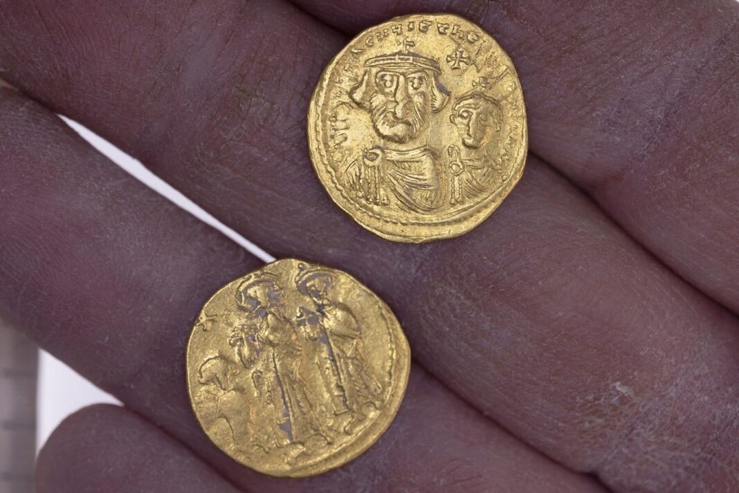 byzantine-era-gold-coins-found-at-remote-judean-desert-monastery-site