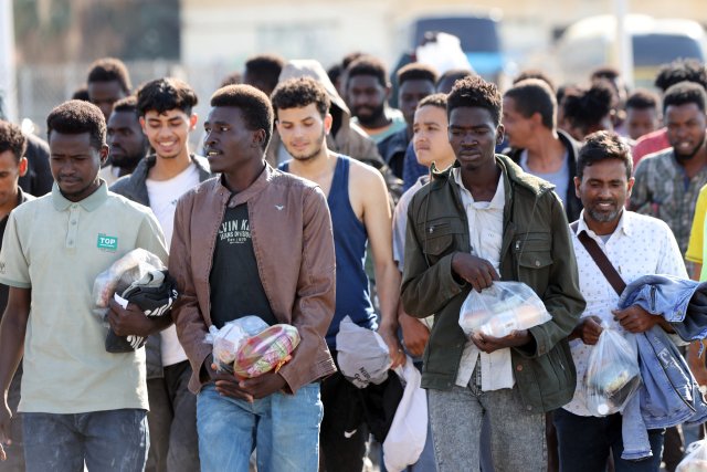 Σε δημόσια διαβούλευση το νομοσχέδιο για τη νόμιμη μετανάστευση, αυστηροποιείται το πλαίσιο για τις ΜΚΟ