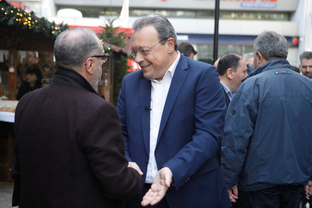 Φάμελλος: «Το πτωχευτικό και το ιδιωτικό χρέος είναι θέματα που μας αφορούν» – Η περιοδεία στον Πειραιά και οι συναντήσεις