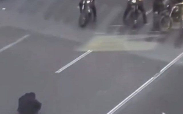 Ιράν: Βίντεο ενός διαδηλωτή απέναντι στις αστυνομικές δυνάμεις κάνει τον γύρο του διαδικτύου