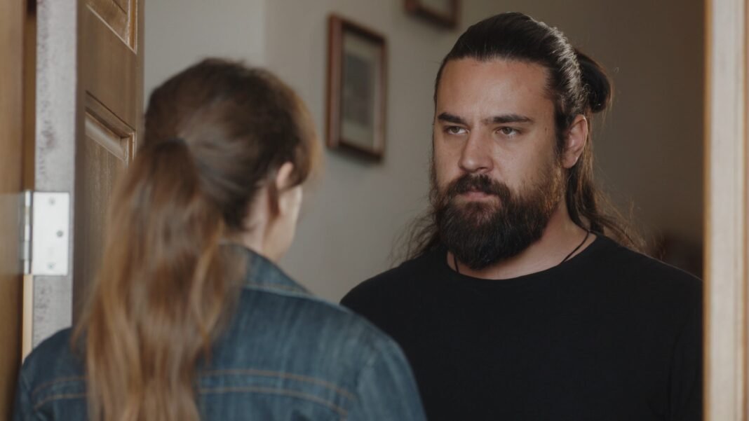 Η γη της ελιάς: Ο Παυλής διώχνει τη Δάφνη από το σπίτι και της ανακοινώνει το τέλος του γάμου τους Η-γη-της-ελιάς:-Ο-Παυλής-διώχνει-τη-Δάφνη-από-το-σπίτι-και-της-ανακοινώνει-το-τέλος-του-γάμου-τους