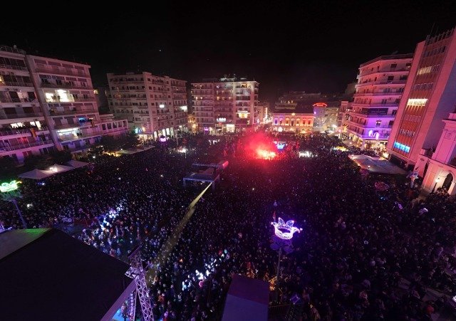 Σε-ρυθμούς-καρναβαλιού-η-Πάτρα:-Το-πάρτι-στην-τελετή-έναρξης-στην-πλατεία-Γεωργίου,-δείτε-βίντεο-και-φωτογραφίες