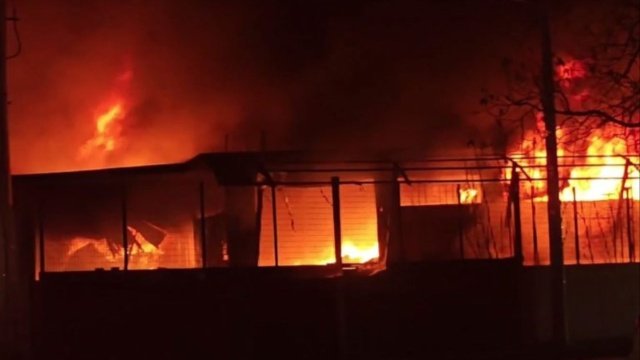 Μεγάλη πυρκαγιά σε εργοστάσιο πλαστικών στο Μενίδι: Ήχησε 112 στην περιοχή, δείτε βίντεο