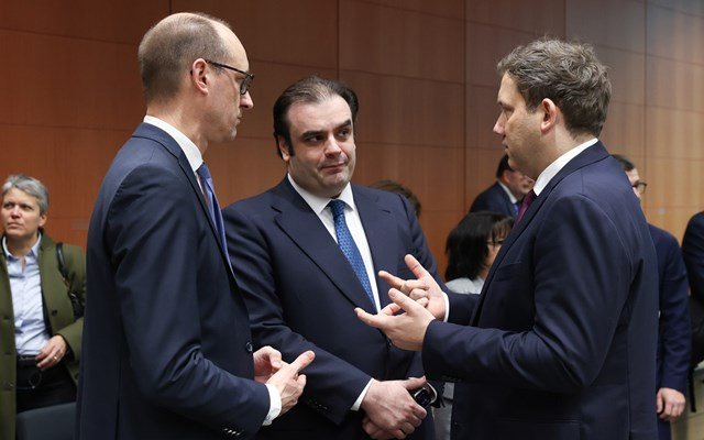 Σε-θέση-άμυνας-η-Ευρωζώνη-απέναντι-στους-νέους-δασμούς-Τραμπ-–-Εκτός-διαπραγμάτευσης-η-“παραχώρηση”-της-Γροιλανδίας