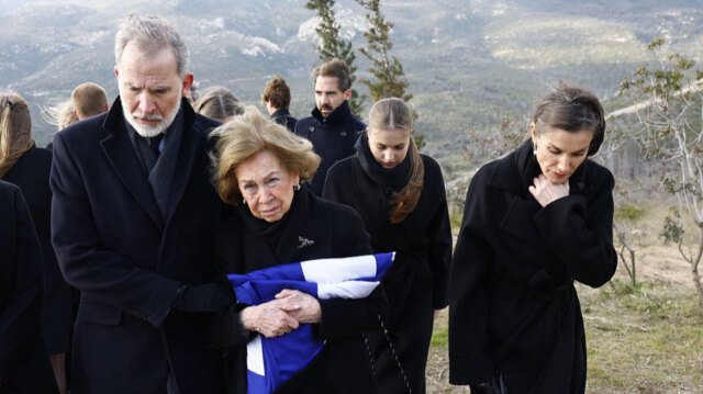 Σε-στενό-οικογενειακό-κύκλο-η-ταφή-της-πριγκίπισσας-Ειρήνης-στο-Τατόι:-Συντετριμμένη-η-βασίλισσα-Σοφία,-δείτε-βίντεο-και-φωτογραφίες