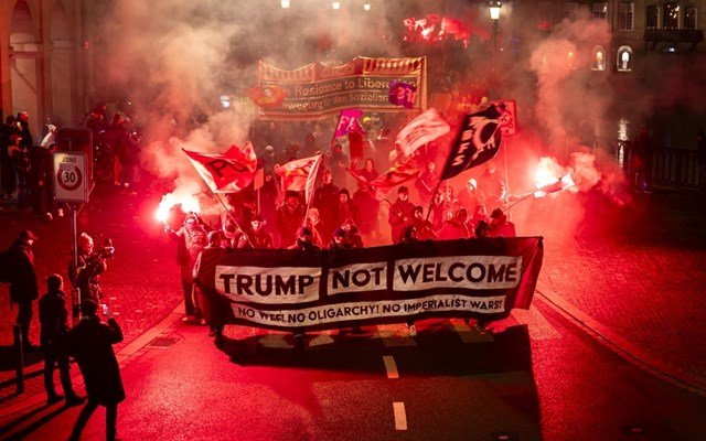 Στη-σκιά-του-Τραμπ-ξεκινά-το-Παγκόσμιο-Οικονομικό-Φόρουμ-στο-Νταβός-–-Διαδηλώνουν-οι-Ελβετοί:-“Δεν-είναι-ευπρόσδεκτος”