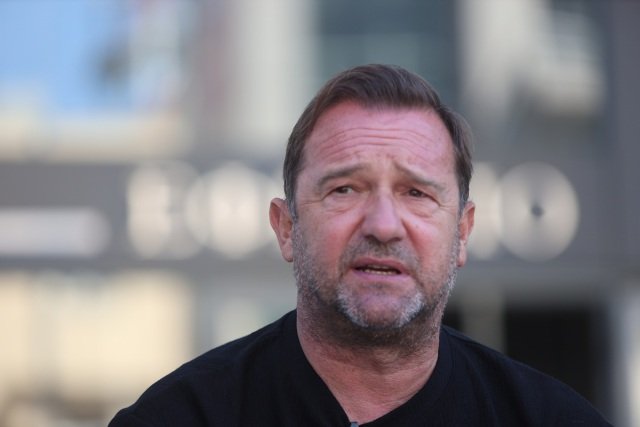 Πλακιάς-για-τη-σιδηροδρομική-τραγωδία-στην-Ισπανία:-«Εκεί-ακόμα-ανασηκώνουν-τα-βαγόνια-για-να-βρουν-επιζώντες,-αλλά-δεν-τα-πάνε-12-χιλιόμετρα-μακριά,-όπως-εδώ»