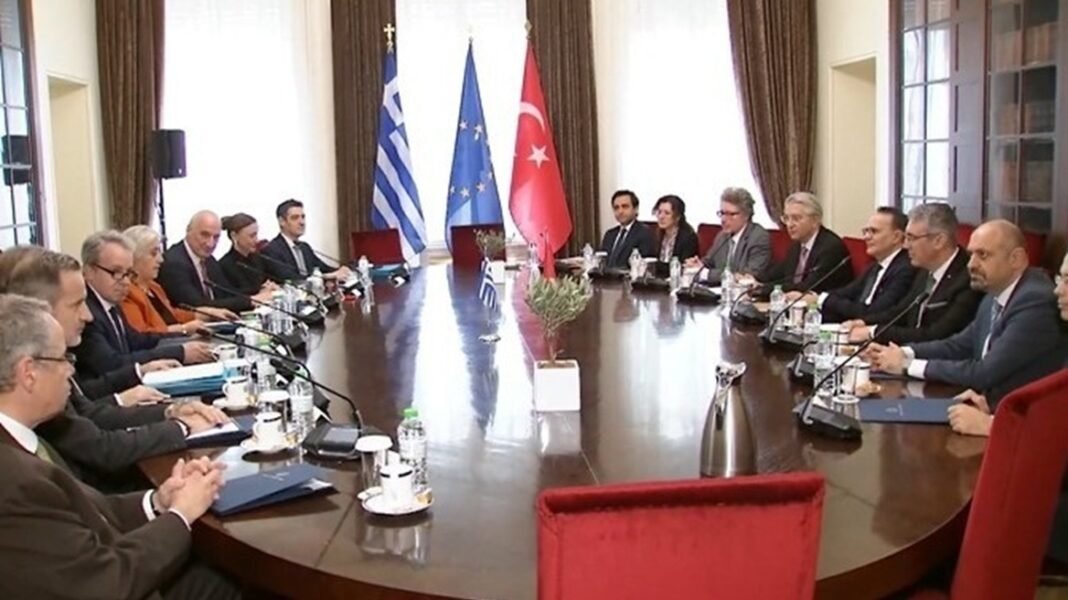 Πολιτικός διάλογος Ελλάδας – Τουρκίας: Οι διμερείς σχέσεις στο επίκεντρο της σημερινής συνάντησης