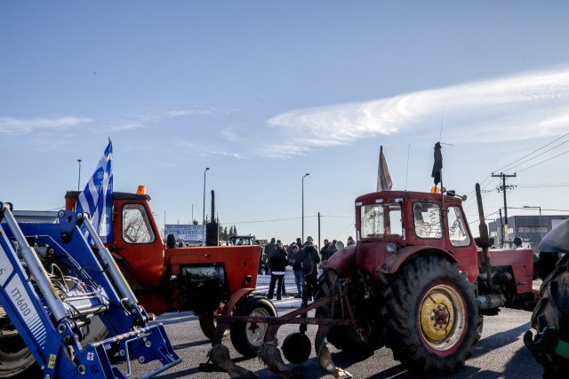 Θεσσαλονίκη:-Παραμένουν-οι-αγρότες-στα-Μάλγαρα,-χωρίς-να-κλείνουν-δρόμους