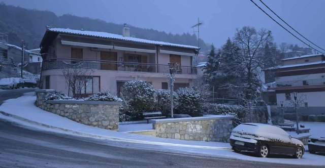 Χιονίζει-στα-ορεινά-της-Θεσσαλονίκης,-το-‘στρωσε-μέσα-στην-πόλη-των-Τρικάλων,-δείτε-εικόνες