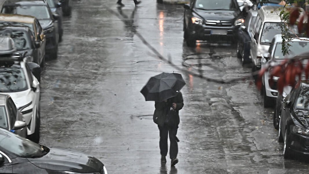 Βρέχει-ασταμάτητα-στην-Αττική,-πώς-θα-κινηθεί-η-κακοκαιρία-που-πλήττει-τη-χώρα-τις-επόμενες-ώρες