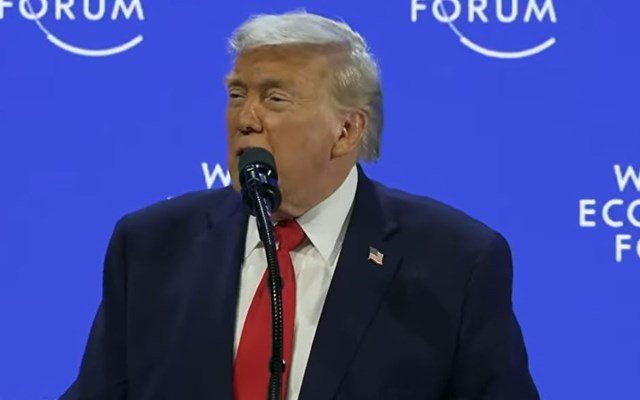 Τραμπ:-Στις-ΗΠΑ-συντελείται-ένα-“οικονομικό-θαύμα”-–-Η-Ευρώπη-“δεν-πηγαίνει-στη-σωστή-κατεύθυνση”-–-live-η-ομιλία-στο-Νταβός