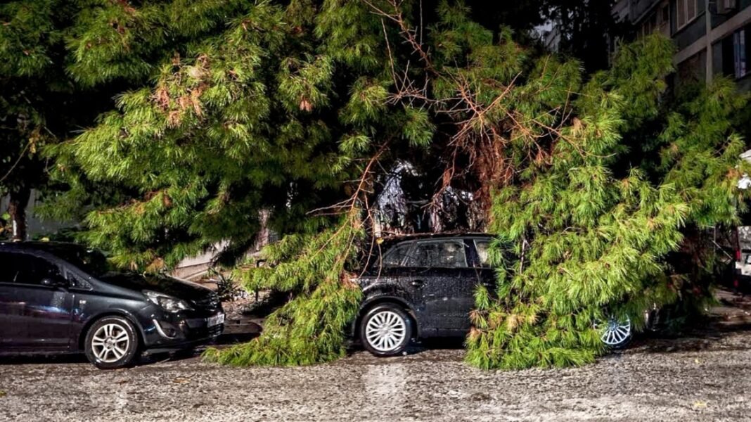 Πώς-θα-κινηθεί-η-κακοκαιρία-τις-επόμενες-ώρες,-πότε-αναμένεται-να-εξασθενήσουν-τα-φαινόμενα-στην-Αττική:-Έρχονται-καταιγίδες-και-θυελλώδεις-άνεμοι-σε-Ανατολικό-Αιγαίο-και-Δωδεκάνησα