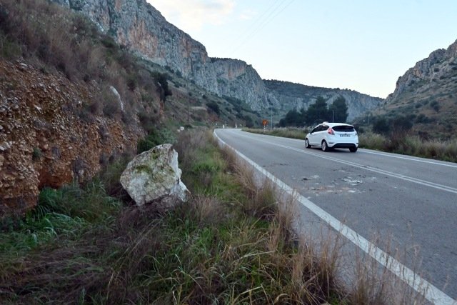 Πτώση βράχου στην Τσαγκαράδα, κατολισθήσεις στην Άφησσο από την κακοκαιρία
