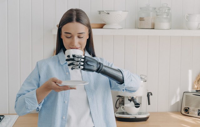 Πώς-η-τεχνητή-νοημοσύνη-βοηθά-όσους-έχουν-προσθετικά-χέρια-να-εκτελούν-λεπτές-κινητικές-εργασίες