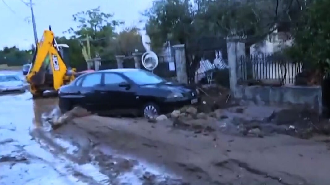 Καιρός: Στο κόκκινο το Αιγαίο με ισχυρές καταιγίδες και θυελλώδεις ανέμους έως 10 μποφόρ, στο επίκεντρο η Ρόδος – Τι θα γίνει τις επόμενες ώρες