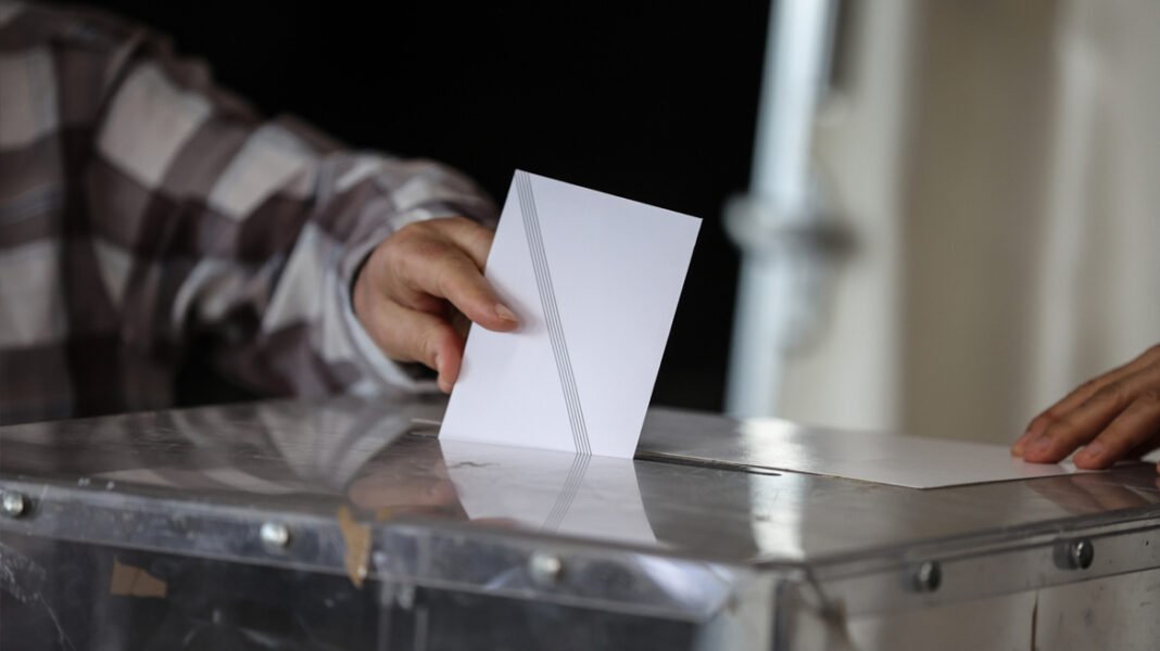 Metron Analysis: Από το 12,9% στο 16% το προβάδισμα ΝΔ μέσα σε έναν μήνα, στο 50% η δημοφιλία Καρυστιανού