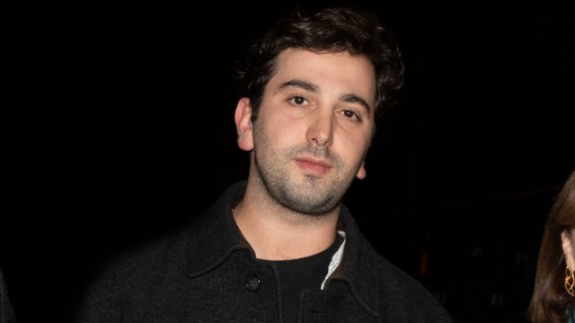 Ποιος είναι ο Μάριο Μπανούσι το παιδί θαύμα του ελληνικού θεάτρου: Τα δύσκολα παιδικά χρόνια, η μετανάστευση από την Αλβανία και η «μάμι» γιαγιά του