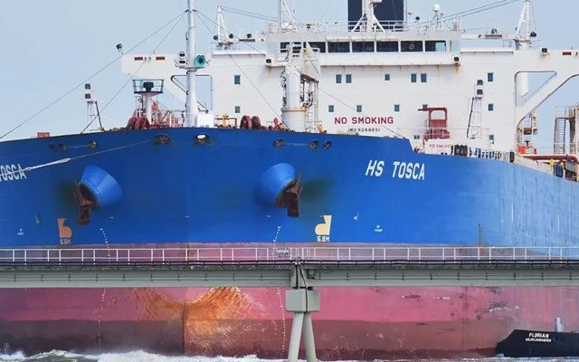 Το γαλλικό Πολεμικό Ναυτικό οδηγεί το ύποπτο ρωσικό δεξαμενόπλοιο του “σκιώδους στόλου” GRINCH στο λιμάνι Μασσαλία-Φος