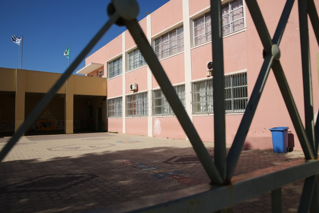 Πέταξαν βεγγαλικά σε προαύλιο σχολείου στο Γαλάτσι, στο νοσοκομείο με έγκαυμα 14χρονος Πέταξαν-βεγγαλικά-σε-προαύλιο-σχολείου-στο-Γαλάτσι,-στο-νοσοκομείο-με-έγκαυμα-14χρονος