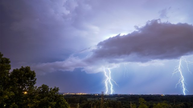 Εργάτης στα Χανιά χτυπήθηκε από κεραυνό σε εργοτάξιο Εργάτης-στα-Χανιά-χτυπήθηκε-από-κεραυνό-σε-εργοτάξιο