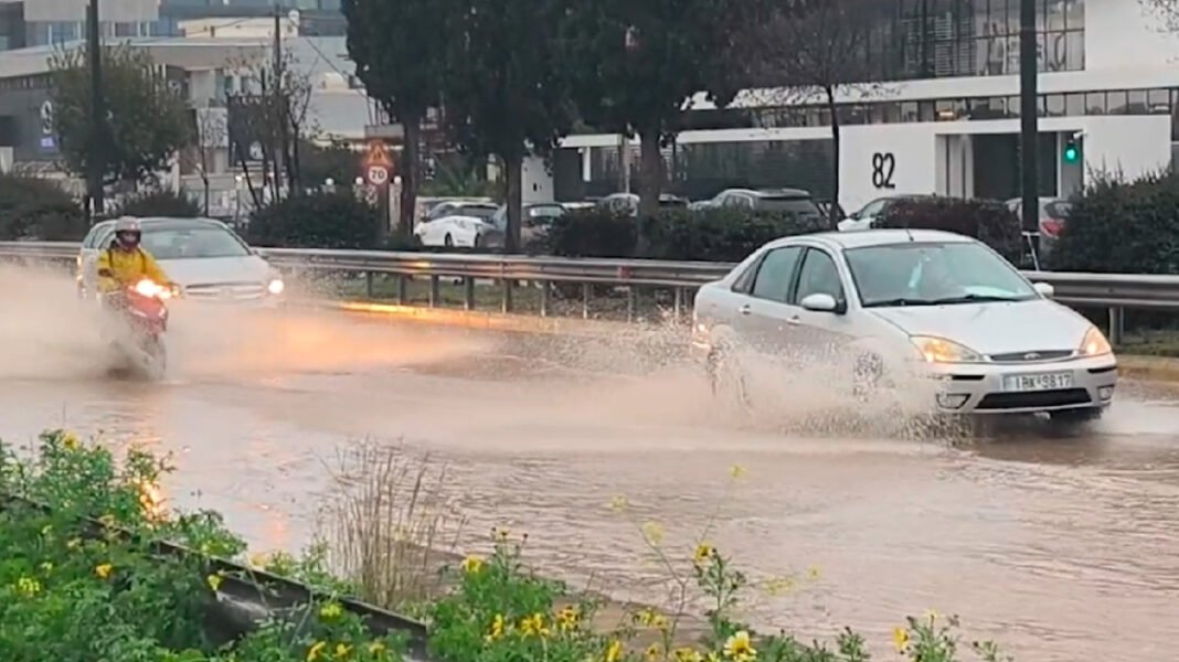 Καταιγίδες-πλήττουν-σήμερα-την-Αττική,-λίμνη-και-πάλι-η-Βουλιαγμένης:-live-χάρτης-με-το-πέρασμα-της-κακοκαιρίας-που-έχει-σημάνει-πορτοκαλί-συναγερμό