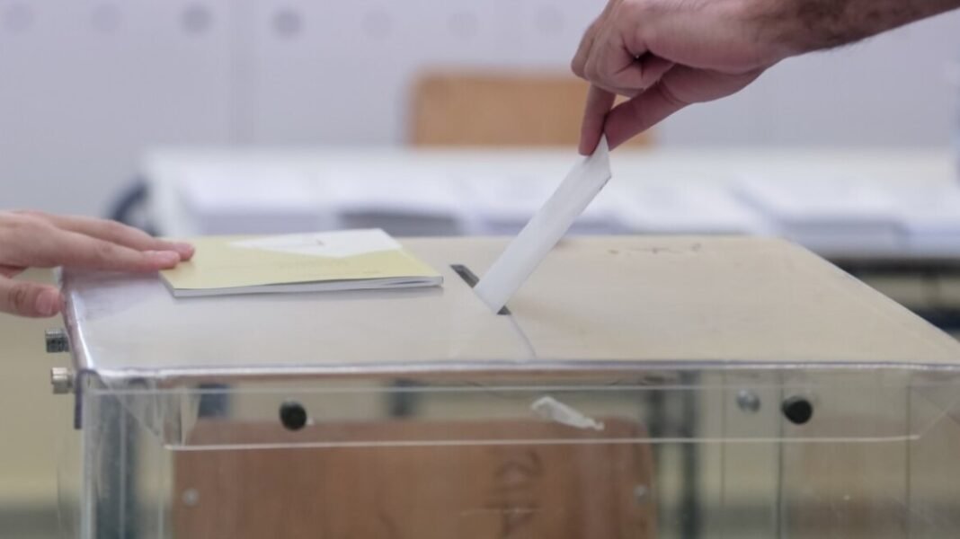 Απόδημοι Έλληνες: Τρεις έδρες και δυνατότητα επιστολικής ψήφου, τι παρουσίασε ο Λιβάνιος στο υπουργικό